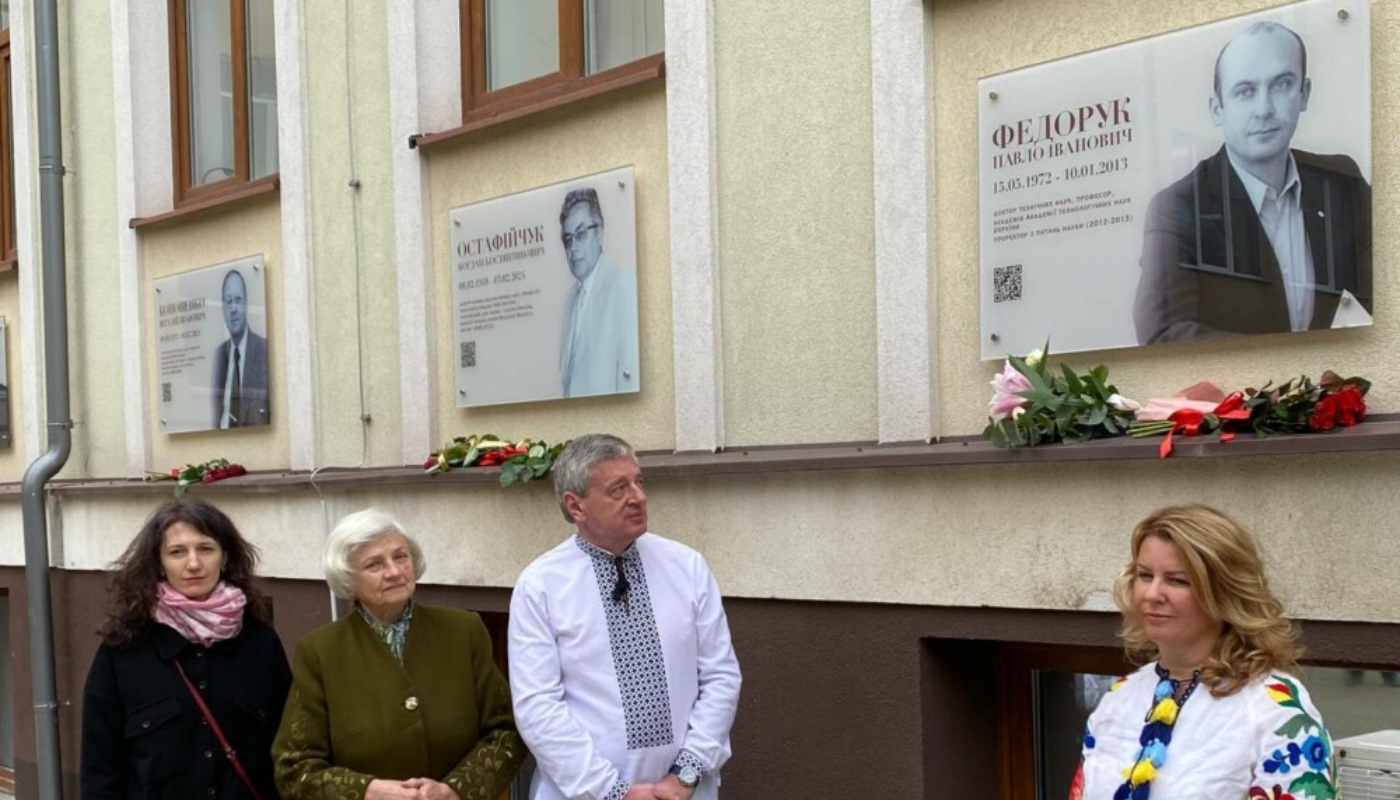 photo_5273799530149702505_y